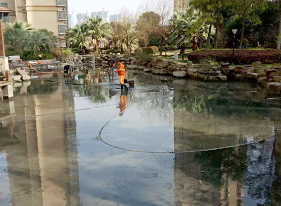 润州景观池淤泥清理