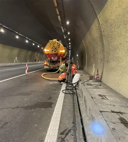 润州隧道排水渠清淤